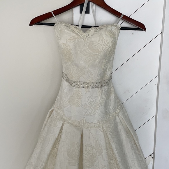 Wedding dress - Picture 2 of 10